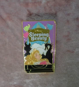 Estuche VHS Loungefly / Princesa Disney - Aurora La Bella Durmiente - Prendedor Caja Misteriosa - Imagen 1 de 1