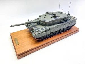 1/25 scale Leopard Tank MAK Presentation Model Pro built Metal Display Case - Picture 1 of 19