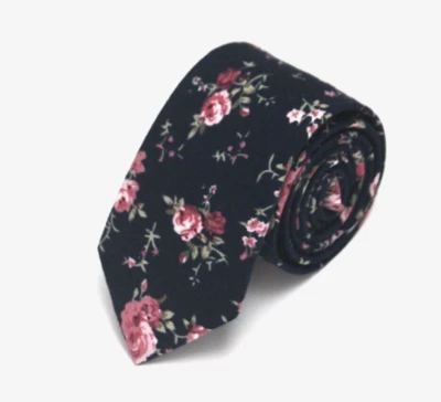 Corbata floral azul marino Foto 1 de 4