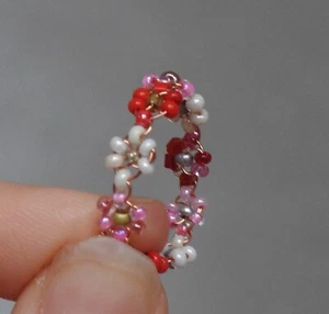 Handgefertigter mehrfarbiger Gänseblümchen-Kettenring mit Perlen auf Bestellung jede Größe jede Farbe - Bild 1 von 2