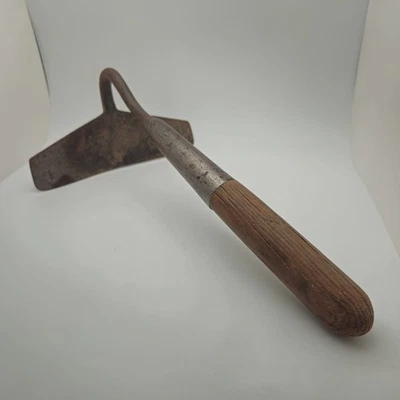 Herramienta de jardín vintage de metal y madera primitivos Foto 1 de 4