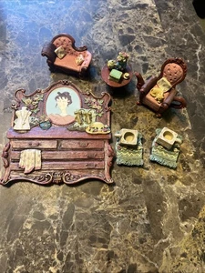 NEW In Box Popular Imports Mini Resin Tea Set Dressing Room - Bild 1 von 12
