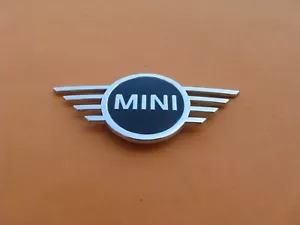 17 18 19 20 MINI COOPER COUNTRYMAN FRONT EMBLEM LOGO BADGE SIGN SYMBOL A40924 - Picture 1 of 3