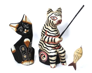 Lot de 2 anciens chats en bois sculpté avec canne à pêche art populaire - Photo 1/12