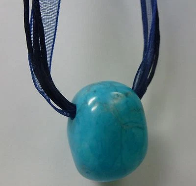 Damen Glücksbringer Heil Stein Anhänger Howlith Türkis + Kette blau + Beutel NEU - Bild 1 von 2