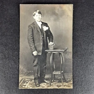 Antike Echtfoto Postkarte 1.WK-Ära von Junge im Anzug RPPC - unbespielt! - Bild 1 von 2