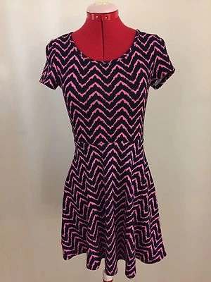 VESTIDO CENTRAL BODY NUEVO CON ETIQUETAS~S~ROSA Y NEGRO~GRAN CERRADURA TRASERA~AJUSTE Y ACAMPANADO~MANGA GORRA Foto 1 de 4