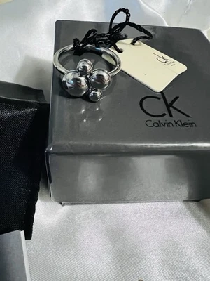 NUEVO CON ETIQUETAS ANILLO GIRATORIO DE PLATA CALVIN KLEIN TALLA 8 PRECIO DE VENTA SUGERIDO POR EL FABRICANTE $110 CERTIFICADO DE AUTENTICIDAD INCLUIDO Foto 1 de 2