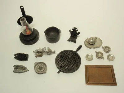 Lote de accesorios de cocina miniatura para casa de muñecas: hierro metálico, exprimidor, hierro fundido Foto 1 de 4