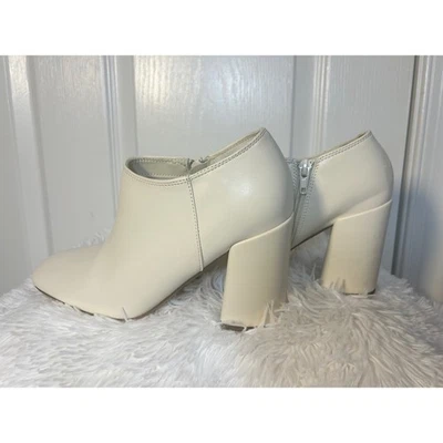 Botas al tobillo Madden Girl blancas de tacón ancho con cremallera lateral talla 6,5 Foto 1 de 4