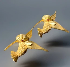 Vintage JJ/Jonette Paar goldfarbene Kolibri Pins mit roten Strass Augen - Bild 1 von 5