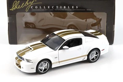 1:18 Shelby Collectibles 2012 Ford Shelby GT350 Coupe Bianco/ Oro Strisce - Immagine 1 di 4