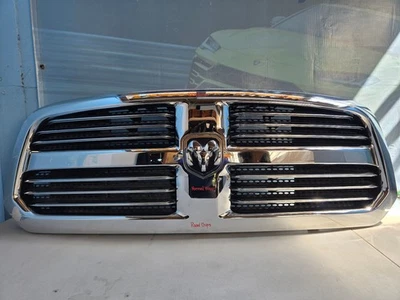 2013 2014 2015 2016 2017 2018 2019 RAM 1500 Big Horn parrilla OEM usada Foto 1 de 4