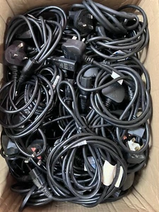 ** LOTE DE TRABAJO ** 50 x Cable de alimentación PC Hervidor de agua Cable 3 pines IEC C13 TV. USADO - Imagen 1 de 3