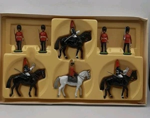 Vintage Britains Metal Models 1:32 Scale Metal & Plastic 7219 Queen Elizabeth - Picture 1 of 9