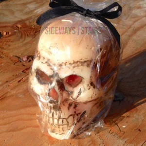BLEEDING SKULL CANDLE 4.25" Halloween decoration bleeds horror bloody wax creepy - Picture 1 of 7