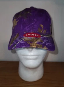 Gorra ajustable estilo béisbol camuflado púrpura para damas de Realtree por firmas - Imagen 1 de 5
