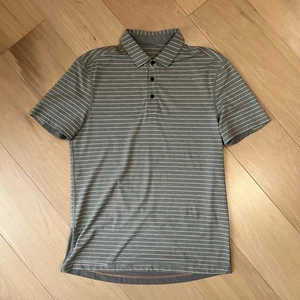 Polo Lululemon Chip Shot grigia a righe manica corta uomo media - Foto 1 di 4