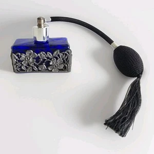 Botella de perfume de vidrio azul cobalto con superposición floral tono plateado tampón negro - Imagen 1 de 14