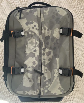 Maleta blanda Victorinox 24" verde camuflada con ruedas verticales Foto 1 de 4