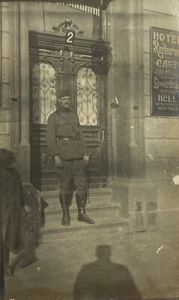 WK1 Postkarte RPPC S/W Soldat vor Hotel Österreich ? Lowenbrau Zur Nette - Bild 1 von 3