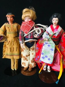Ein Trio fein detaillierter Puppen - Bild 1 von 6