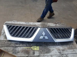 MITSUBISHI OUTLANDER MK2 2008 FRONT GRILLE GR-49 - Picture 1 of 3