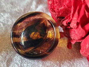 Bouton ancien en verre marron motif relief écaille foncé 2,2 cm G11T - Picture 1 of 4