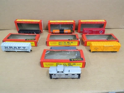 7 Assorted Vtg Tyco HO Scale Train Box Cars, Tanker, Caboose + 16 Curved Tracks - Image 1 of 4