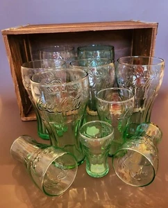 Vintage geprägtes Coca-Cola Glaswaren. Mehrere Größen mit Grünton mit Stauraum - Bild 1 von 5