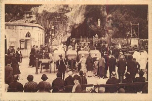 B521 Lourdes peregrinos Francia 1949 - Imagen 1 de 2