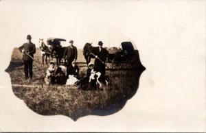 RPPC Postal Hunters & Their Wives Dogs Thompson Dakota del Norte c.1907-1920 12381 - Imagen 1 de 2
