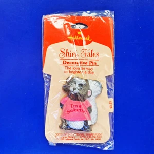 Hallmark PIN San Valentín Vintage CAMISA MOFETA CUENTOS I'M A SWEETIE 1980 Broche NUEVO - Imagen 1 de 5