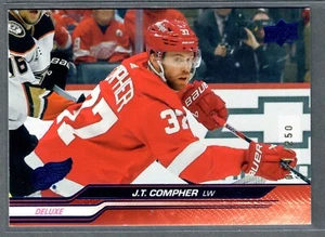 2023-24 Upper Deck Extended JT Compher Deluxe #/250 Red Wings SP - Imagen 1 de 2