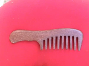PETTINE IN LEGNO DI SANDALO ROSSO A DENTI LARGHI DI QUALITÀ SUPERIORE 7,50" - SPEDIZIONE COMBINATA - Foto 1 di 2