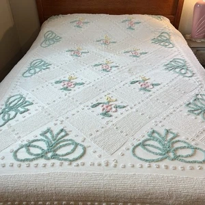 Vintage 1950’s Chenille Tagesdecke 88” x 96” Flower & Bows Pastell Rosa Grün Gelb - Bild 1 von 19