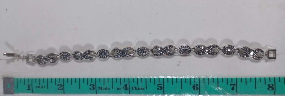 7 1/2 inch fashion jewelry bracelet very nice - Image 1 of 1