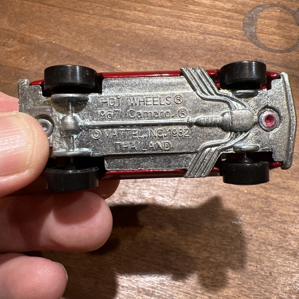 Hot Wheels 67 1982 Camaro rojo con rayas negras de carreras Redline Foto 1 de 4