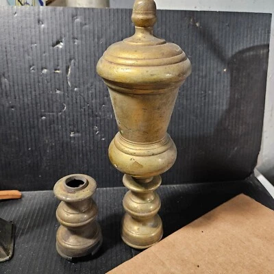 Antiguo remate grande de latón fundido del período federal de forma de urna de hierro bellota Foto 1 de 4