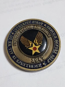 1947 AUSZEICHNUNG WIRD FLIEGER VEREINIGTE STAATEN AIR FORCE HERAUSFORDERUNGSMÜNZE LUFT- UND RAUMFAHRT - Bild 1 von 4