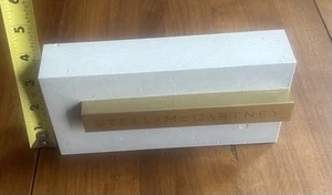 💥STELLA McCARTNEY GRAUER MARMOR LOGO PLAKETTE IN STEIN & GOLD METALL WOW! Neu im Karton! - Bild 1 von 5