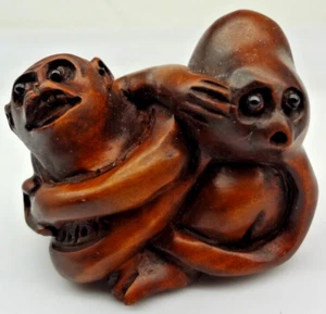 Netsuke Boxwood Figurine FIGURE Carved Signed 'OCTOPUS FIGHTING MONKEY' FRE SHIP - Picture 1 of 8