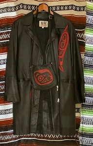 Abrigo de cuero negro Dorothy Grant Feastwear y monedero con diseño Spirit of the Wolf - Imagen 1 de 18