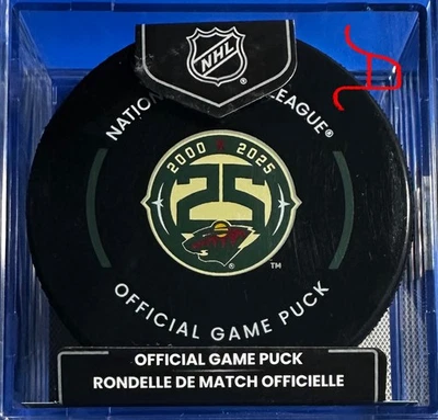 Disco de juego oficial de la NHL 2025-26 Minnesota Wild (25 aniversario) - sin rastreadores Foto 1 de 2