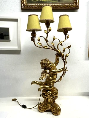 GRANDE LAMPADA TAVOLO PUTTO LEGNO SCOLPITO GESSATO FOGLIA ORO RAMAGE 3 LUMI 90 h - Immagine 1 di 4