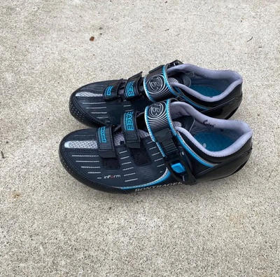 Zapatos de ciclismo Bontrager para mujer negros y azules (talla 8,5) Foto 1 de 4