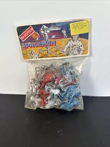 RARE Vintage Plastic Cosmonauts Astronauts Toy Figures New Old Stock Randtoy - Picture 1 of 6