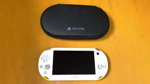 Playstation PS Vita WLAN Konsole Limettengrün/weiß PCH-2000ZA13 mit Tasche - Bild 1 von 4