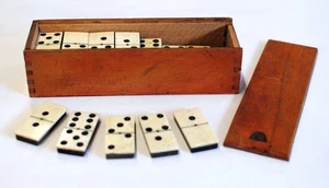 Bonita caja de madera antigua con 28 piezas antiguo hueso y ébano madera/latón pin juego de dominó - Imagen 1 de 8