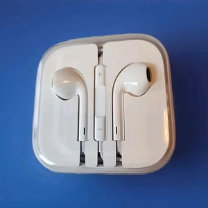 New Apple Earbuds White Genuine 3.5mm Plug Earphones Wired EarPods iPhone iPad - Picture 1 of 3